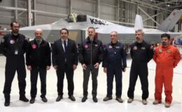 Savunma Sanayii Başkanı Görgün, Kaan’ın ilk uçuşu sonrası test pilotları ve proje ekibi ile bir araya geldi