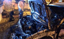 Kartal’da park halindeki araç alev alev yandı