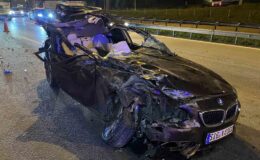 TEM’de tıra çarpan otomobilin tavanı koptu: 1 ölü, 2 yaralı