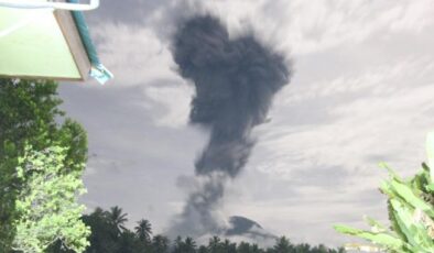 Endonezya’daki Ibu yanardağı patladı
